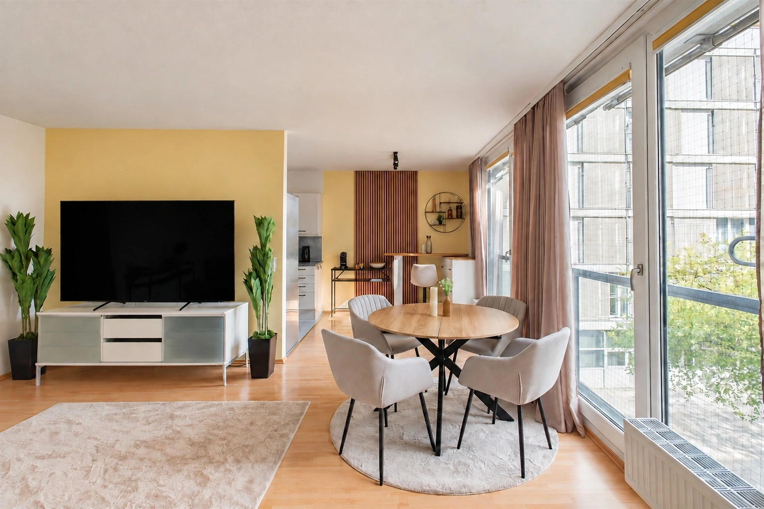 Living and dining room with access to the loggia in the furnished Tokiostraße apartment
